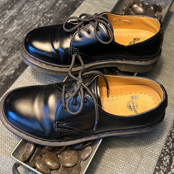 Dr. Martens Shoes - EUC Dr. Martens 1461 Leather Airwave Lace Up Oxfords